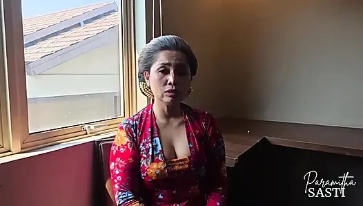 Indonesische traditionelle sängerin wird vom gast so vollgespritzt