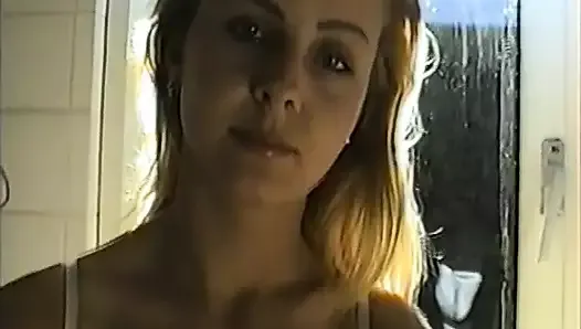 Je filme la blonde Simona au téléphone, une fille exhibitionniste aux seins gonflés pendant qu'elle se tape une grosse bite