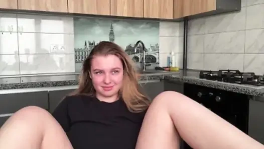 Jucielussie sabah mutfakta mastürbasyon yapıyor