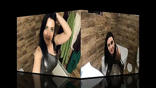 Banyoda yırtık parlak naylon tulum. Döl temizleme, edepsiz dans ve çiş oyunu