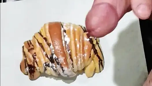 Вкусный круассан