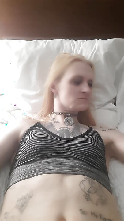 Trans djevojka isprazni kondom s lica i jebe svoj dildo
