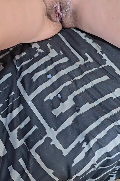 Gegenseitige masturbation und abspritzen auf die muschi meiner ehefrau, während sie sich fingert