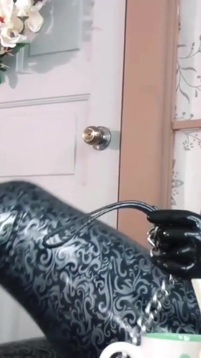 Klíčový okamžik od "Latexový gumový fetiš roleplay hry (moje staré video) - pozitivní FemDom ženská dominance Arya Grander"