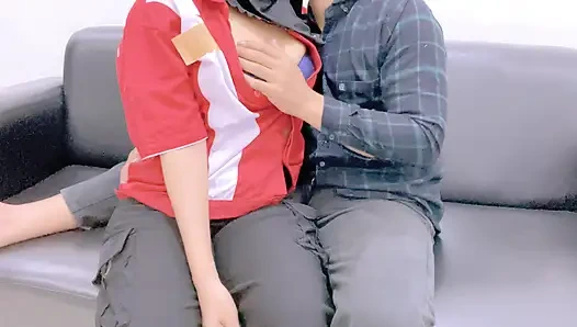 Benzin istasyonunda çalışma üniformalı bir kızı villaya davet edin, kız itaatkar