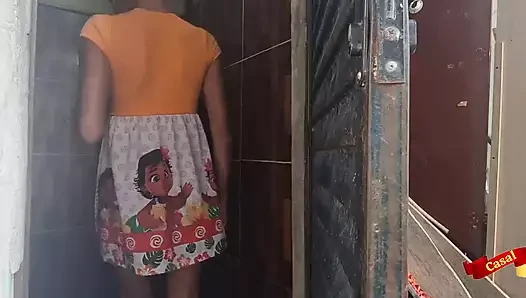 Üvey kızım beni tıraş ediyor ve bana götünü veriyor