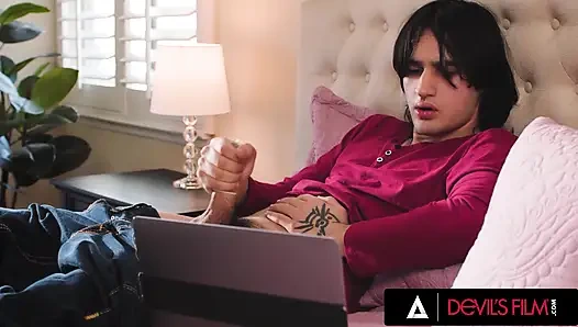 DEVILS FILM - natalie Brooks erwischt ihren freund beim ficken mit gummi und macht es zum hardcore-fick