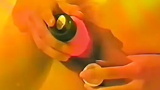 Cewek sange ini lagi asik muasin memeknya pakai mainan seks favoritnya