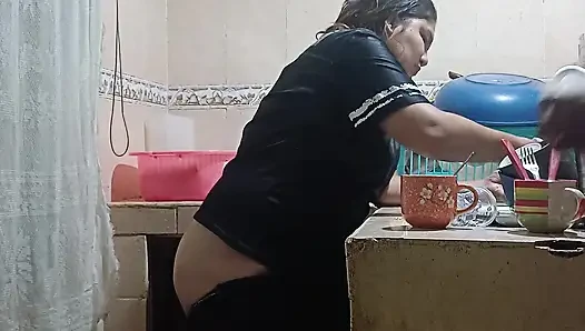 Ich ficke meine stiefschwester in der küche, meine tante entdeckt uns fast