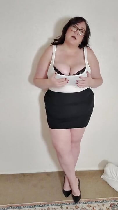 Une MILF BBW Se Déshabille Lentement À Gros Nichons