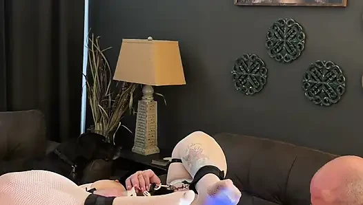 Bağlı ve ağzı tıkalı ve orgazmdan sonra orgazm