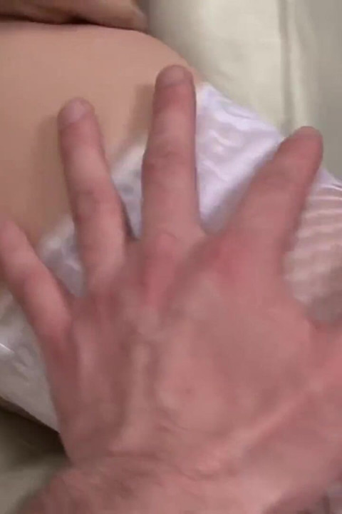 Ela fica tão molhada em seu brinquedo favorito