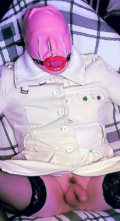 กระหรี่น้ําแตกข้างถนนในเสื้อโค้ทสีขาว