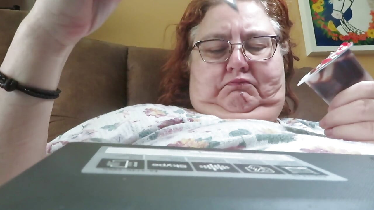 Jedenje moje šolje za puding za vas hranioce