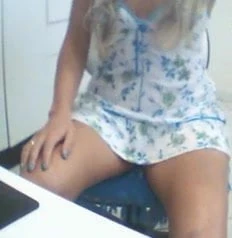 Blonde shows ass & pussyon livecam-
