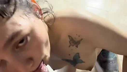 Saya mengundang tetangga saya untuk menghancurkan pantat saya