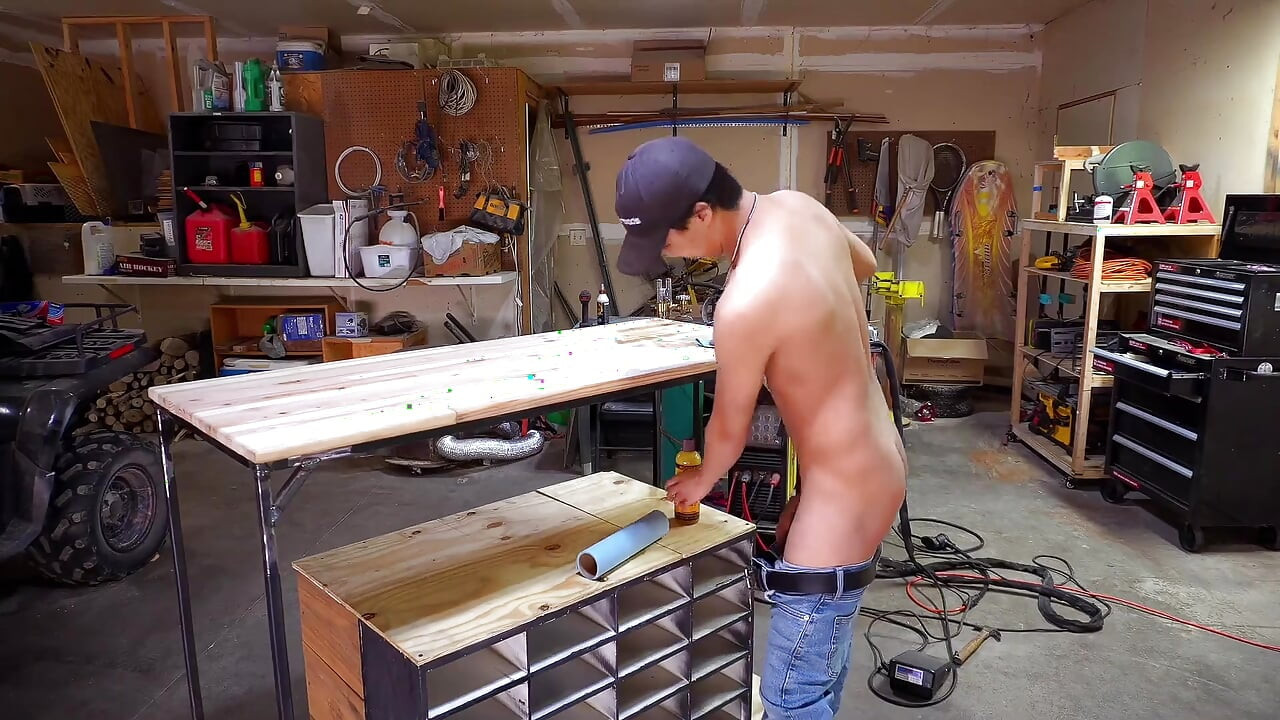 Le cul bourré, le bricoleur utilise sa soudeuse pour fabriquer un établi