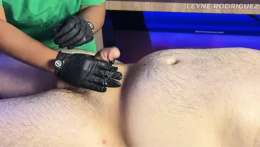 Fan with small dick receives a massage with happy ending  !