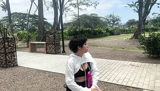 Я нахожу мужика в парке, и я прошу его поиграть со мной, как бывшая подруга, чтобы взять его домой и дать ему лучший трах