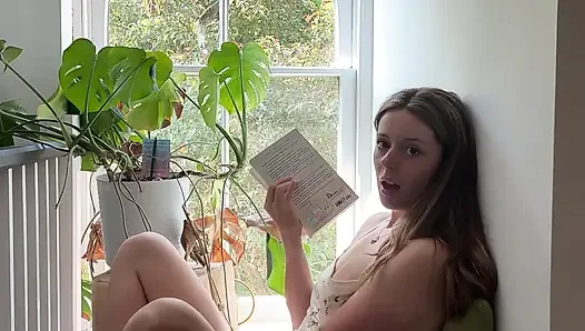 Aku lagi asik baca buku sambil menahan orgasme!