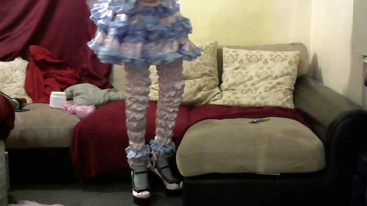 Prissy Lille Sissy Pansy er en god pige for Mistress
