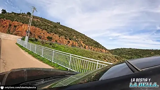 Мой друг обожает мои ступни, и я делаю ему красивую дрочку с моими ступнями, и я вращаю мою мокрую киску на него шлюху