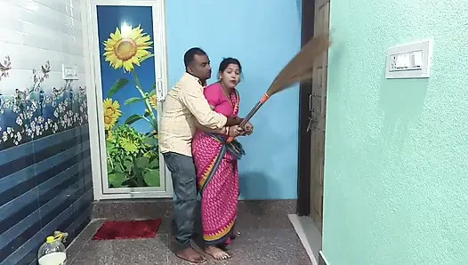 Köylü desi evli kadın hintli kadınla sert seks yapıyor. Kocası evde değilken