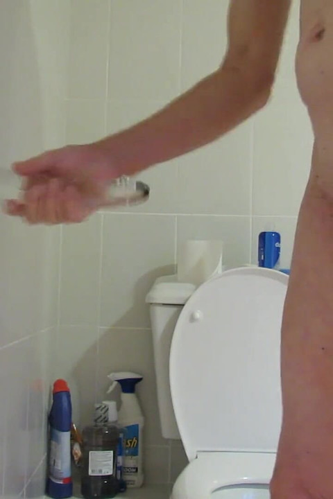 骑乘 9 英寸玻璃鸡巴关闭侧视图