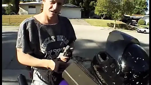 Горячую тугую молодую блондинку трахают и горячую порцию спермы отсасывают на ее киску