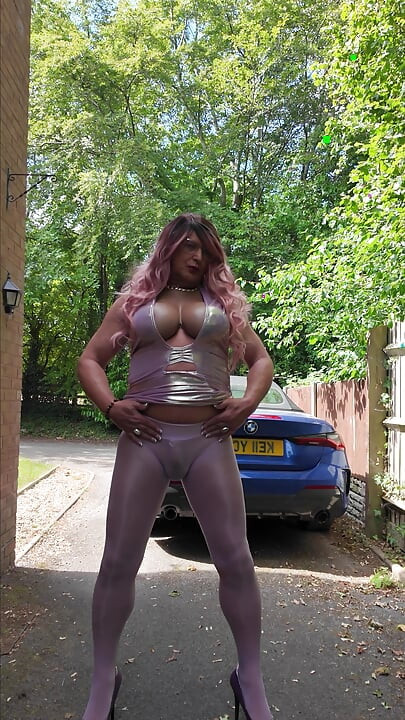 Seksowny Crossdresser kellycd2022 w moich liliowych bezszowych rajstopach i szpilkach