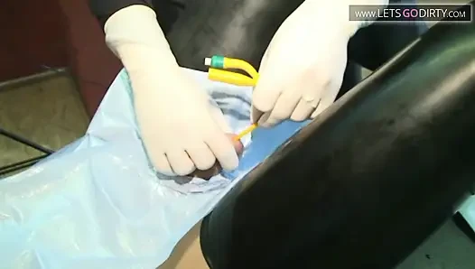 Freche milf genießt es, mit einem kleinen schwanz zu spielen