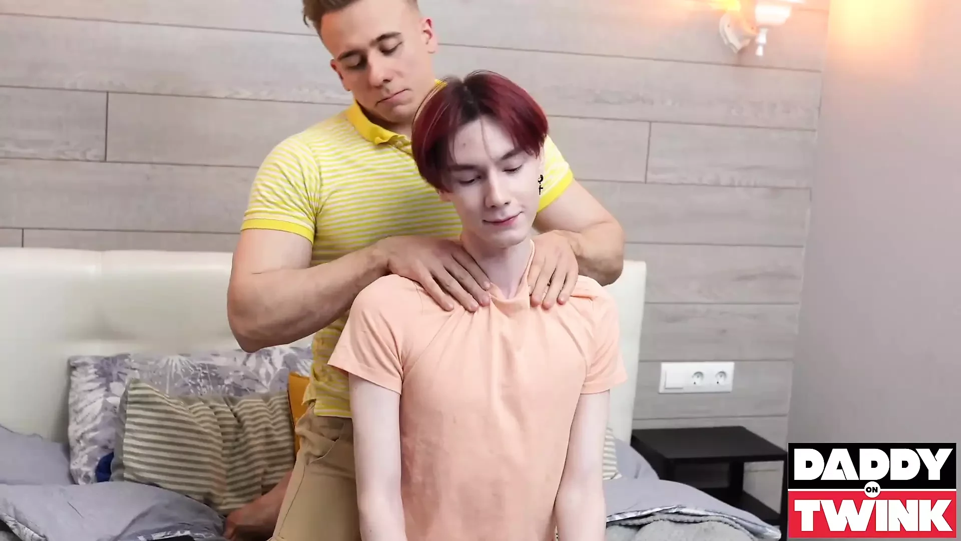DADDYoNTWINk karol gajda offre il buco affamato di lex moore dopo il massaggio