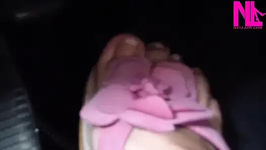 Отмечу мою машину в розовых цветковых шлепанцах
