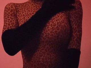 Дівчина в зентаї з леопардовим принтом насолоджується своїм вібратором