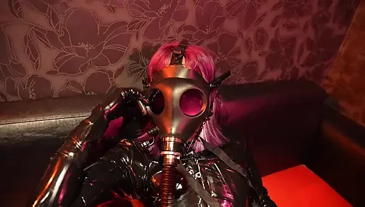 Соло в латексе и противогазе