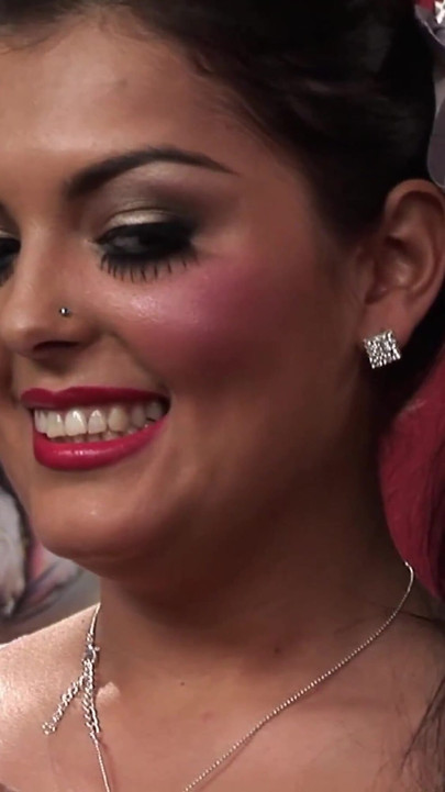 Jasmine Black queria interpretar hoje, então ela veio vestida como sua boneca favorita