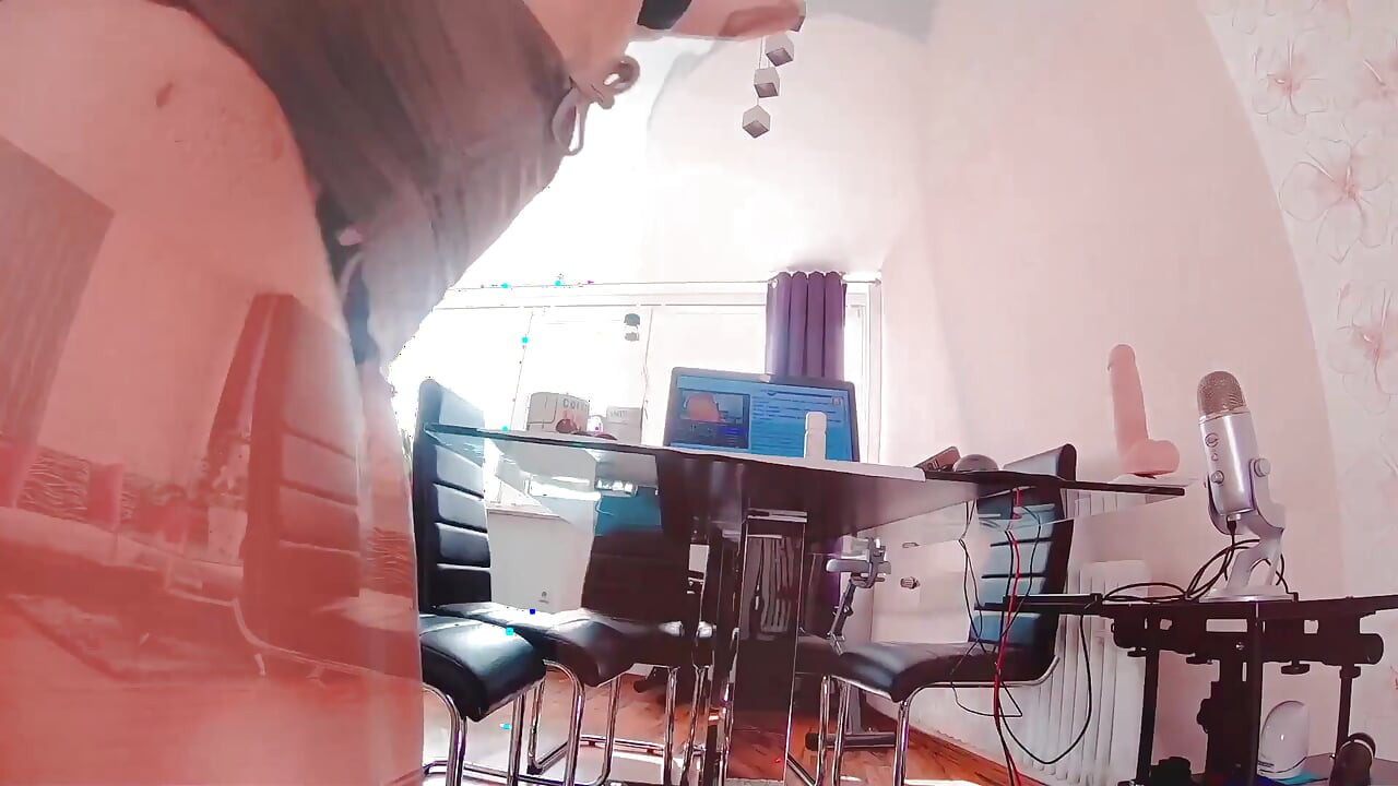 Seksi plag ki gee gand ke sath seksi larki matka rahi hai