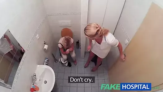 FakeHospital медсестра наблюдает, как сексуальная пара трахается
