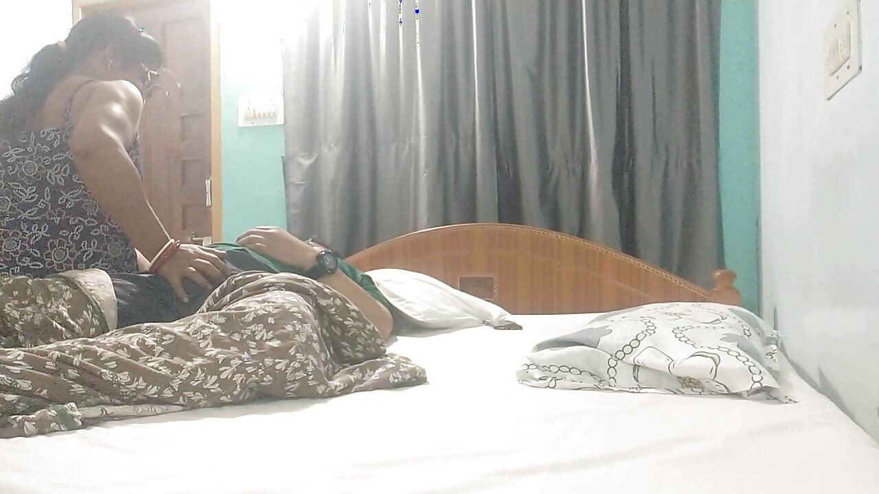 可爱的泰米尔名人女演员被色情导演性交，各种角度偷拍