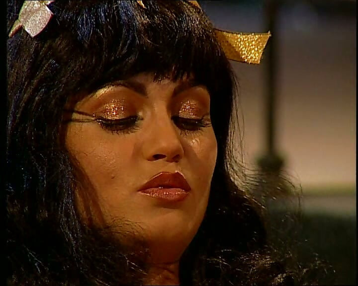 Porn Cleopatra is een brunette slet die een grote Romeinse lul pijpt en geneukt wordt