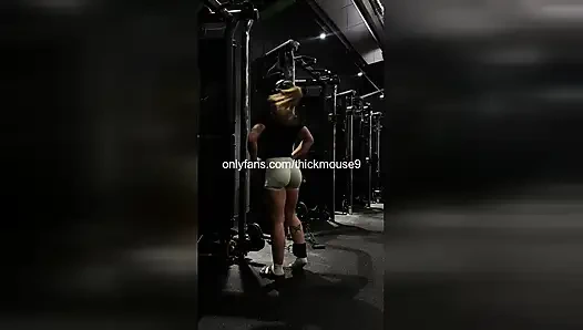 Lubang perawan 18 tahun mungil dientot habis-habisan sama deadlift slip
