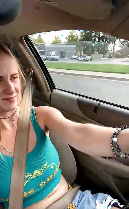 สตรีมเริ่มเปลี่ยนเสื้อผ้าในรถ