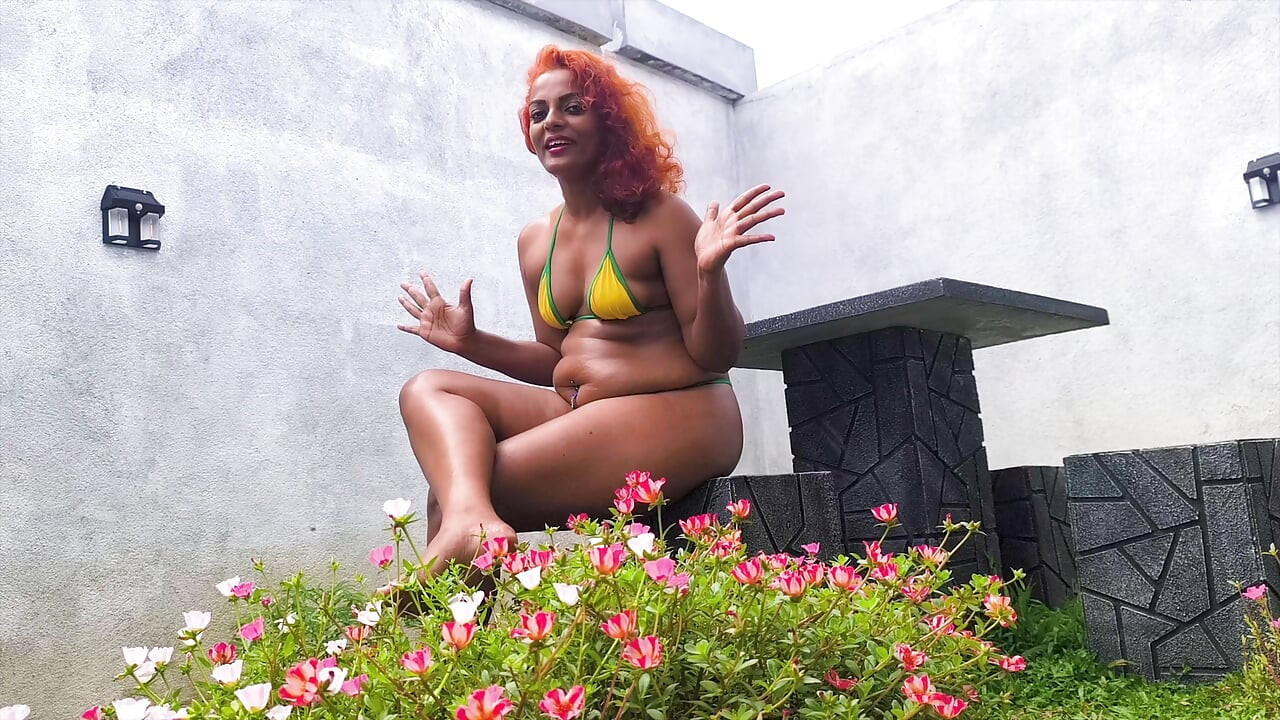 Thử mặc bikini nilmini sheron xh bình thường