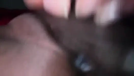 Büyük bir seks oyuncağıyla mastürbasyon yapıyor.