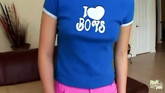 Asyalı bir kadın domaltmalı duruşta yoğun anal ilişki içinde yer alma beklentisi içindeyken kendini stimülasyona girer.