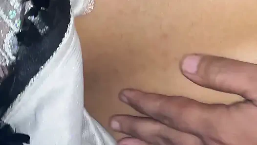 Романтическая новая семейная пара впервые перед камерой