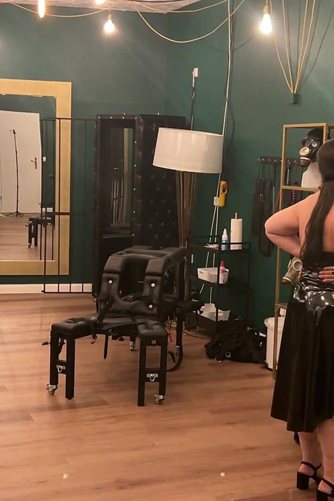 Latex dommes rekken de kont van de gebonden slaaf wijd open