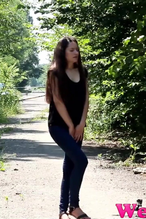 Disperată să se pișe, trebuie să se pișe în fața mașinii