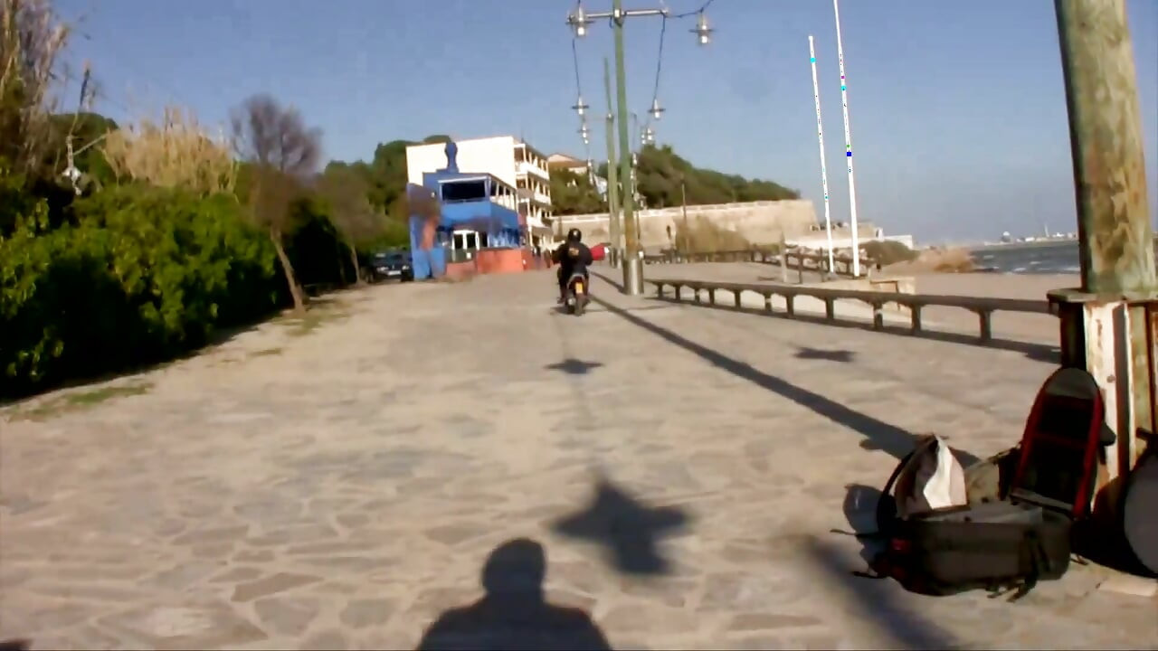 Gadis nakal diajak nyepong kontol di luar ruangan dan dientot habis-habisan di rumah bekas