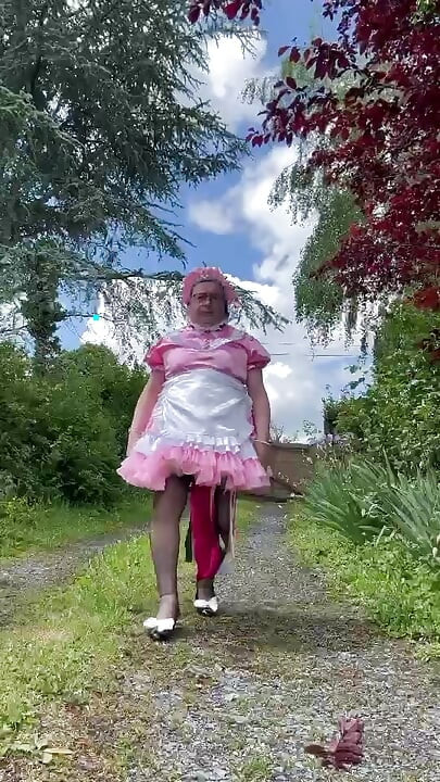 穿著她新的粉色女僕裝一天